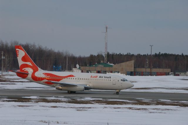 — — - Aéroport de Val-d'Or en observation pour le décollage de ce Boeing-737 combi,printemps 2013.