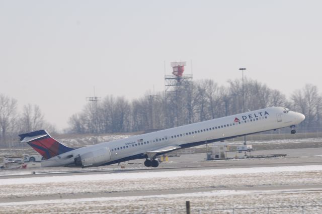 McDonnell Douglas MD-90 (N914DN)