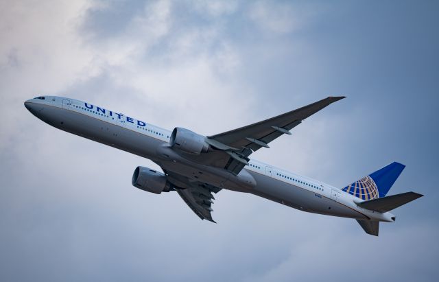 Boeing 777-200 (N2140U) - Starting Boeing 777 at the runway 25c