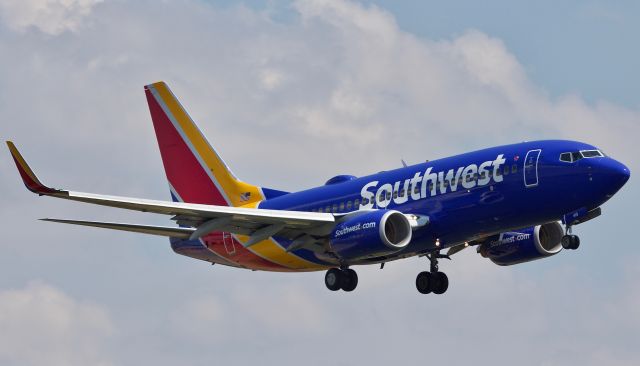 Boeing 737-700 (N419WN) - Hard at work on final to Love Field