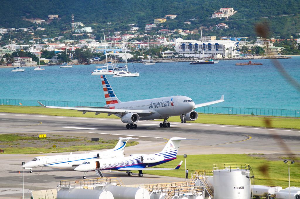 Airbus A330-200 (N283AY)