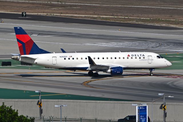 Embraer 175 (N282SY)