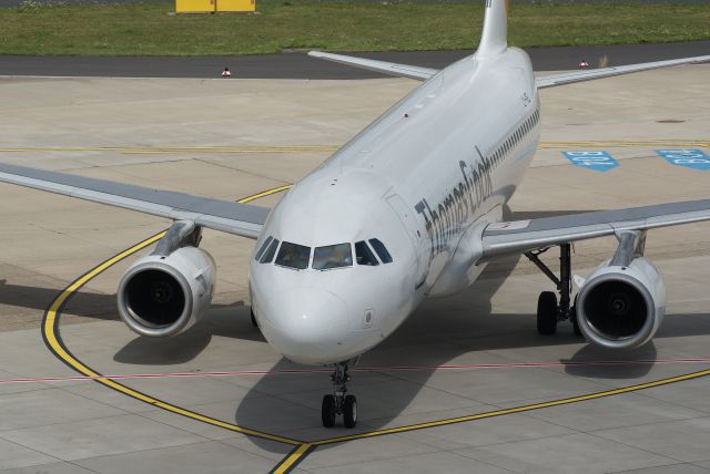 Airbus A320 (LT-VEI) - Thomas Cook A320-233 cn902