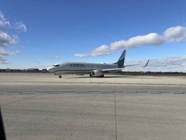Boeing 737-800 (N916NN)