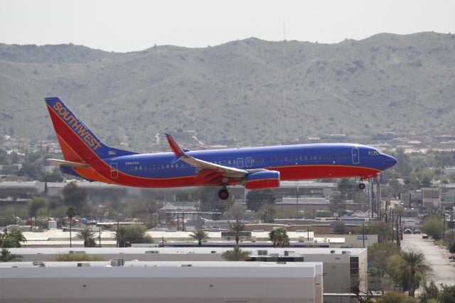 Boeing 737-800 (N8629A)