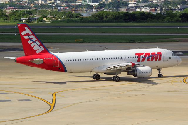 Airbus A320 (PR-MHF)