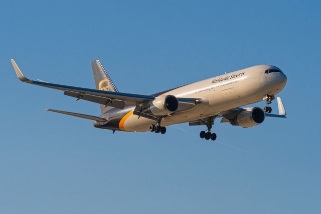 BOEING 767-300 (N538UP) - UPS N538UP Boeing 767-300F SN-37864 Built June 2013. Landing at San Bernardino CA. at UPS newest hub.