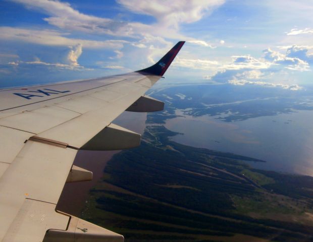 Embraer ERJ-190 (PR-AXL) - EMBRAER 190 OF AZUL AIRLINES LANDING IN MANAUS-AMAZONAS, BRAZIL.