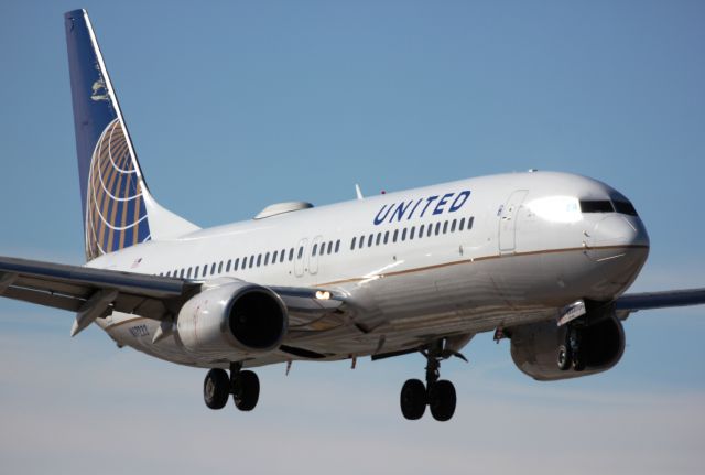 Boeing 737-800 (N17233) - Landing on 35L.