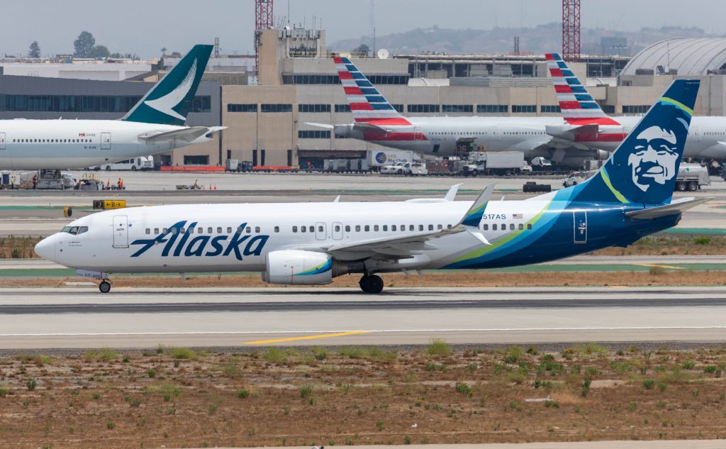 Boeing 737-800 (N517AS)