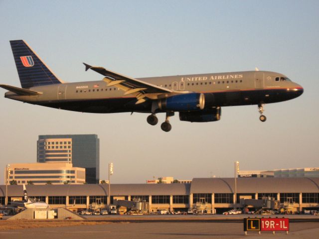 Airbus A320 (N422UA) - Landing on RWY 19R