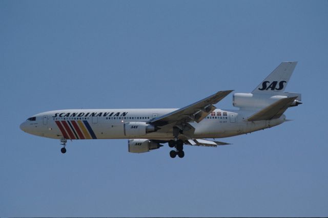 McDonnell Douglas DC-10 (SE-DFF) - Final Approach to Narita Intl Airport Rwy34 on 1990/03/25