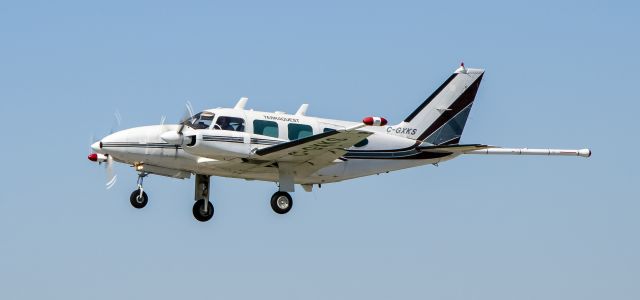 Mooney M-20 (C-GXKS) - Piper PA-31-325 Navajo C-R C-GXKS YKZ