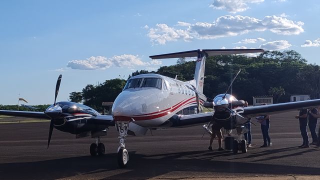 Beechcraft Super King Air 200 (PR-FGO) - Aeroporto de lençois paulista-sp