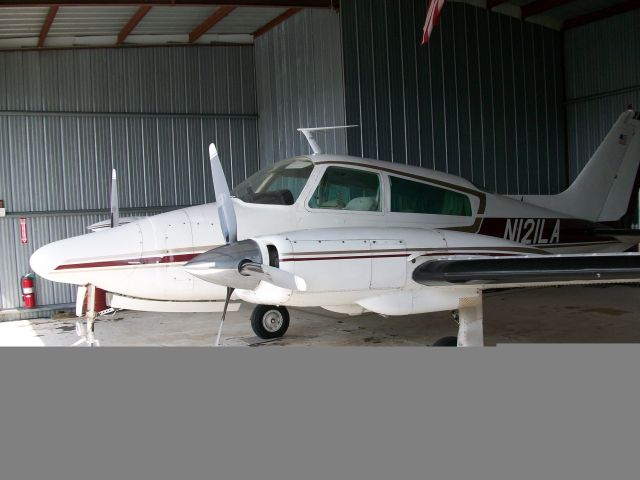 Cessna 310 (N121LA)