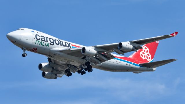 Boeing 747-200 (LX-VCV) - landing 35R