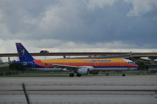 Airbus A320 (6Y-JMH)