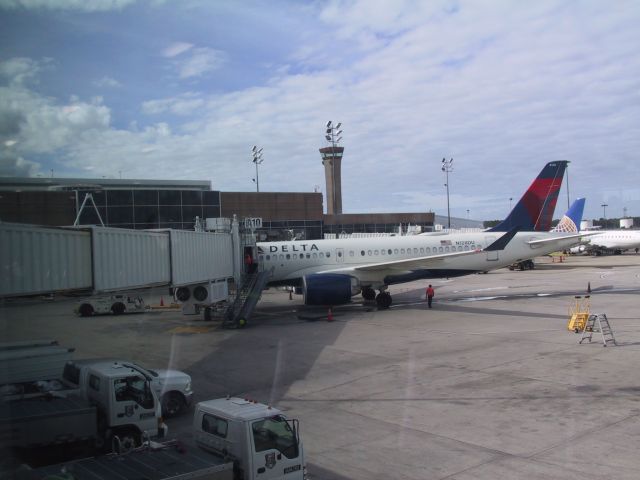 N128DU — - COUGHT A GLIMPS OF THIS A220-100 IN HOUSTON