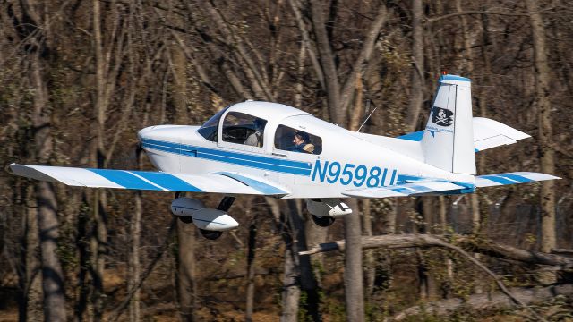 Grumman AA-5 Tiger (N9598U) - N9598U climbing out of College Park Airport's runway 33 for a flight to Cambridge 