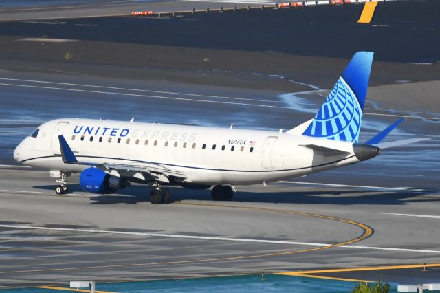 Embraer 175 (N606UX)