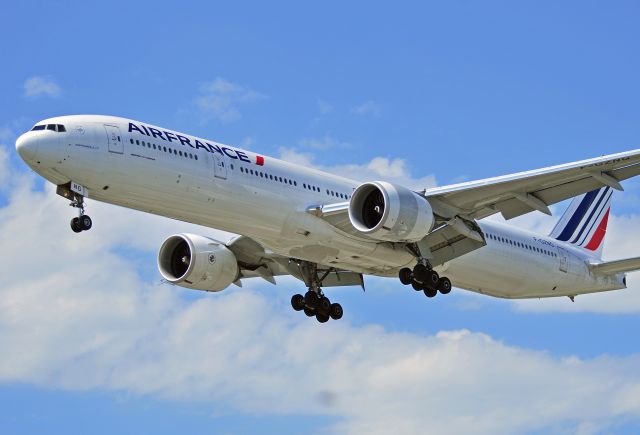 BOEING 777-300 (F-GZNG)
