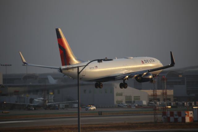 Boeing 737-800 (N3772H)