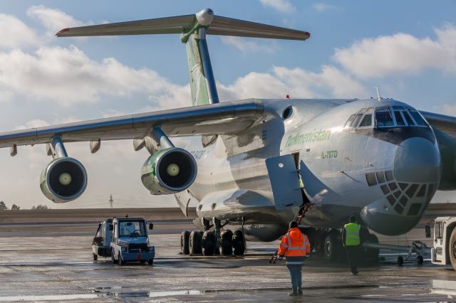 Ilyushin Il-76 (EZ-F428)