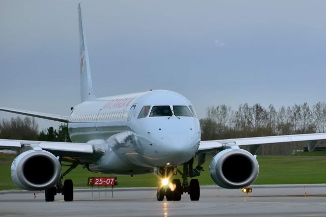 Embraer ERJ-190 (C-FNAX)