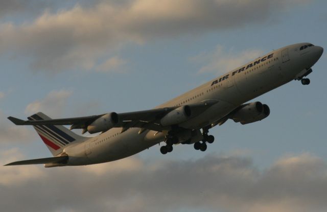 Airbus A340-300 (F-GLZT)