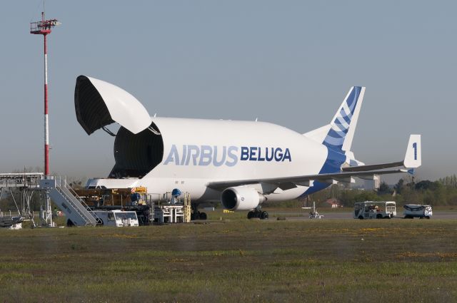 SATIC Super Transporter (F-GSTA) - Airbus A300F4-600 Beluga chargement de tronçons Airbus