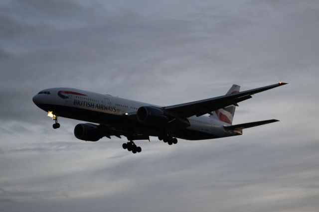 Boeing 777-200 (G-YMMO) - A British Airways B777-200 on final approach into LHR, landing on runway 27L. br /br /Location: Myrtle Ave.br /Date: 04.10.22 (dd/mm/yy).