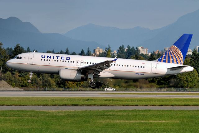 Airbus A320 (N456UA)