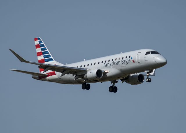 Embraer 170/175 (N223NN)