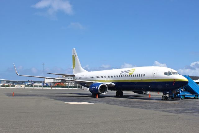 Boeing 737-800 (N742MA)