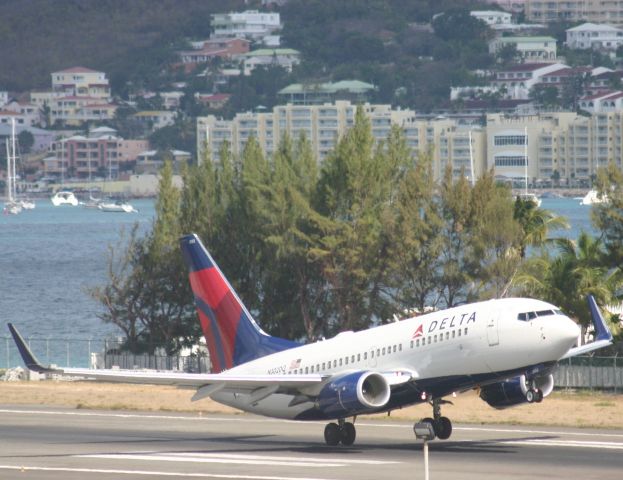 Boeing 737-700 (N302DQ)