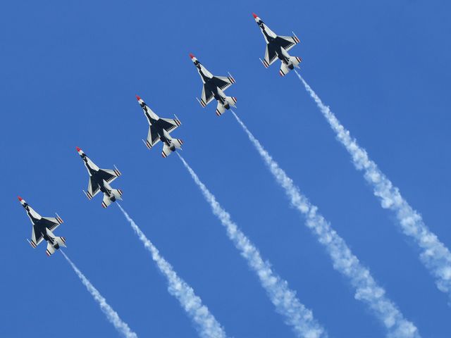 Lockheed F-16 Fighting Falcon (92-3896) - USAF Thunderbirds at the 2015 Airshow in Millville, NJ