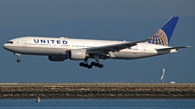 Boeing 777-200 (N786UA)