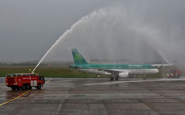 Airbus A319 (EI-EPT) - AER LINGUS A-319 EI-EPT GETTING A WATER CANNON SALUTE FROM THE SHANNON AIRPORT FIRE AND RESCUE SERVICE BECAUSE THE NEW WORLD MIDDLEWEIGHT BOXING CHAMPION ANDY LEE ON BOARD 17/12/14.