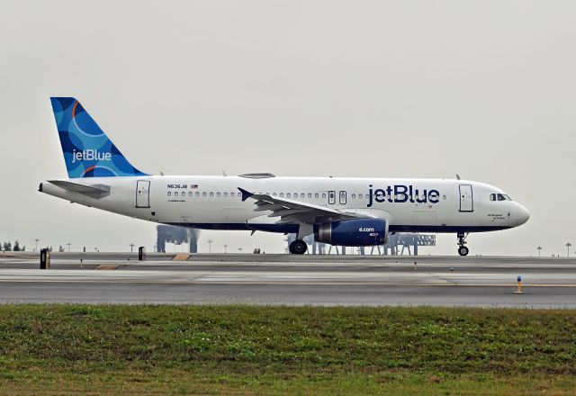 Airbus A320 (N636JB)