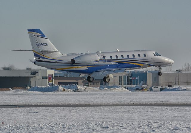 Cessna Citation Sovereign (N990H) - Landing in CYHU. 28-02-2019