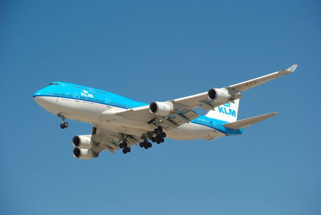 Boeing 747-400 (PH-BFS) - KLM Boeing 747-406M on final for Runway 26L at KIAH. 