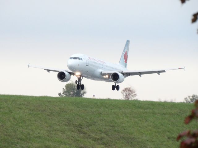 Airbus A320 (C-FGKH)