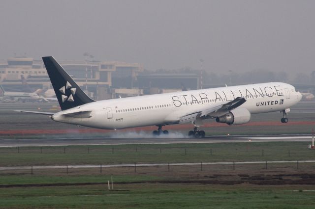 BOEING 767-400 (N76055) - Early morning touch down