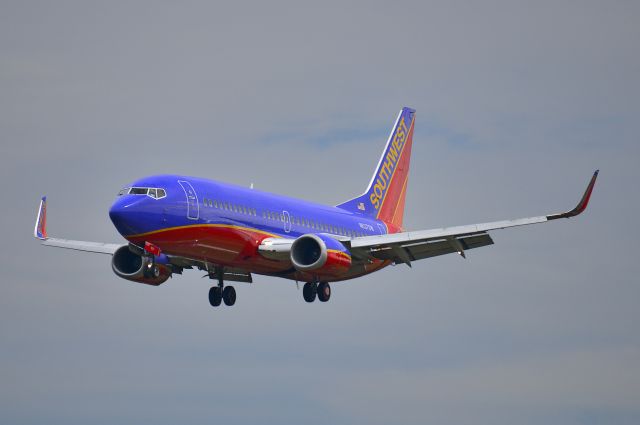 BOEING 737-300 (N637SW)