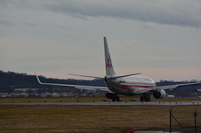 Boeing 737-800 (N877NN)