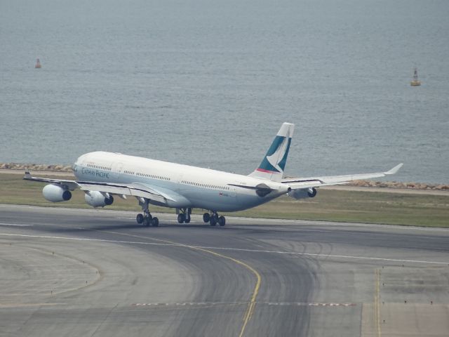 Airbus A340-300 (B-HXD)