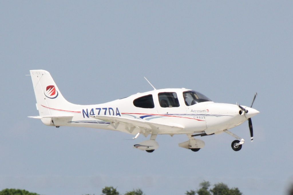 Cirrus SR-20 (N477DA) - Cirrus SR-20 (N477DA) arrives at Sarasota-Bradenton International Airport following a flight from Bob White Field