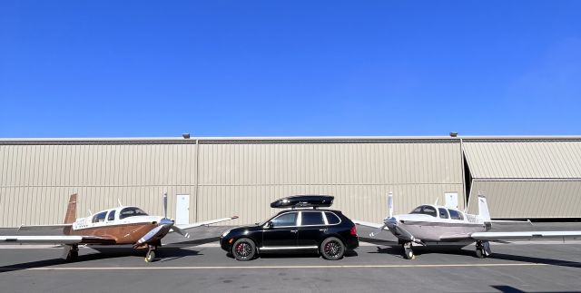Mooney M-20 (C-GGLL) - The GoldFinger with N898PJ and a 2006 Porsche Cayenne Turbo S