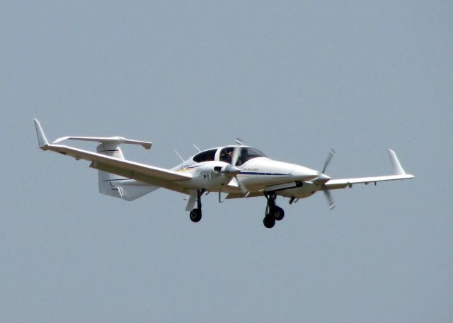 Diamond Twin Star (N59LU) - Landing at Downtown Shreveport.