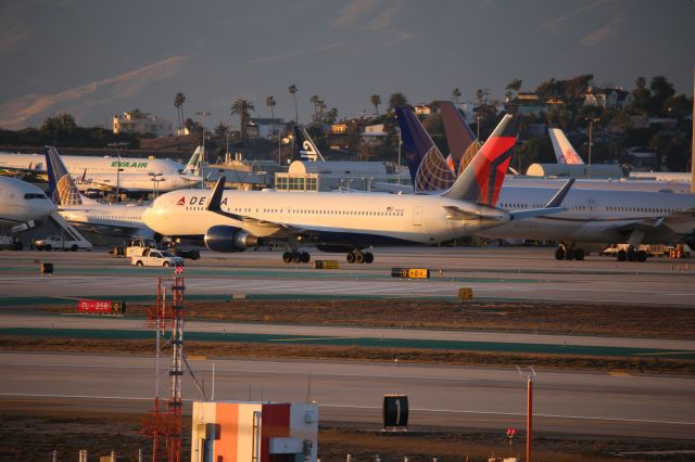 BOEING 767-300 (N1602)